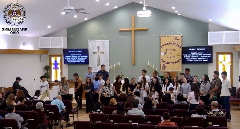 Ibadah Minggu di gedung gereja